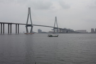 海上大桥与小船景观