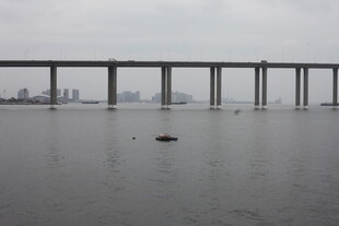 雾中海面与远处大桥景象