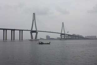 江上大桥与小船景观