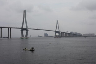 海上大桥与水面小船景象