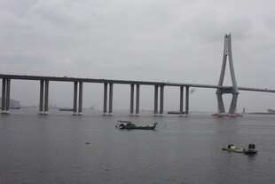 海上大桥与小船景观