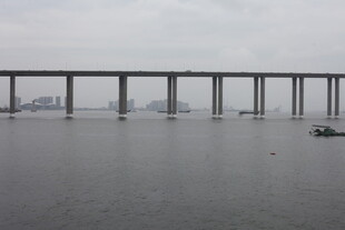 海上大桥横跨宽阔水域