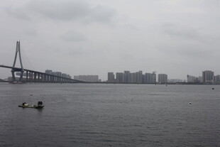 江上桥梁与泛舟景象