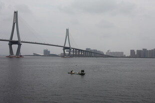 江上大桥与水面小船景象