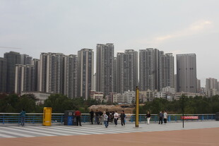 城市高楼旁的休闲广场