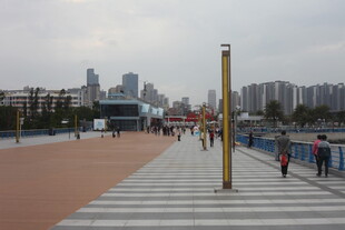 城市广场休闲场景