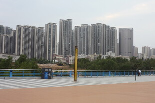 城市高楼旁的户外休闲场地