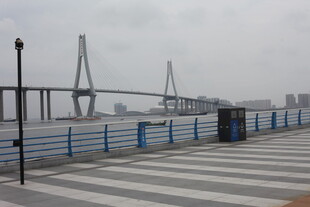 江边大桥下的宽阔步道