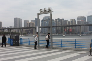 江边城市景观与行人