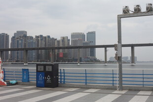 江边城市景观与码头设施