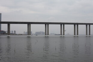 海上长桥横跨平静水面