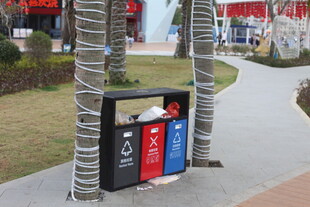 路边多彩垃圾桶