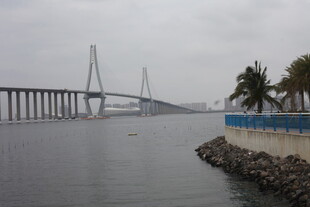 海上大桥与岸边景致