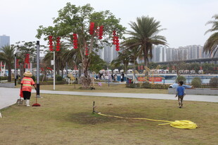 公园休闲场景 市民漫步游玩