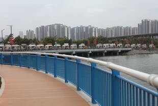 河畔蓝色护栏步道风景