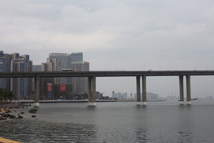 城市江畔高架桥景象