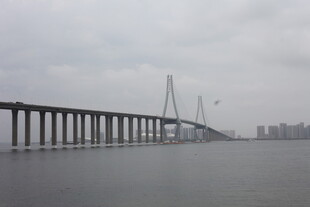 跨海大桥横跨海面