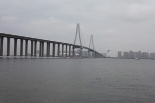 跨海大桥横跨海面