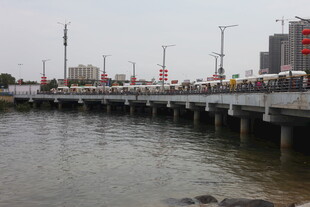 桥上人群熙攘的城市风景