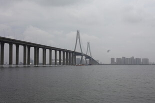 跨海大桥横跨广阔水域