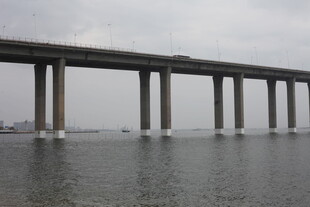 海上高架桥横跨宽阔水域