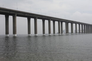 跨海大桥横跨广阔海面