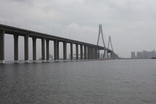 海上大桥横跨宽阔水域