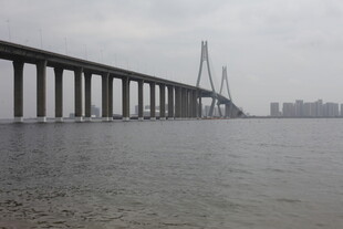 跨海大桥横跨广阔水域