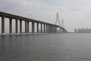 跨海大桥横跨宽阔海面