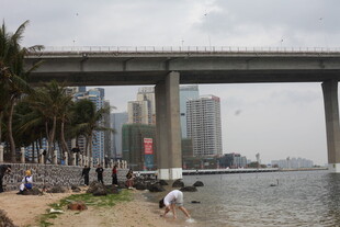 城市河畔桥梁下的休闲场景