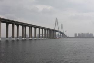 跨海大桥横跨广阔海面