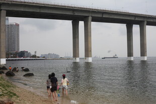 江边大桥下的休闲场景