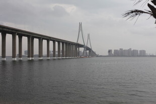 跨海大桥横跨广阔水域