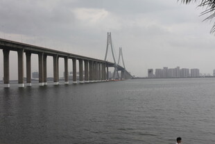 跨海大桥横跨广阔水域