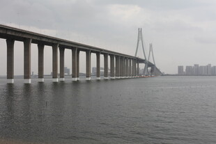 跨海大桥横跨平静水面