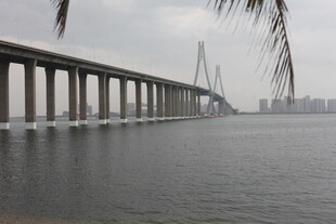 海上长桥与城市天际线