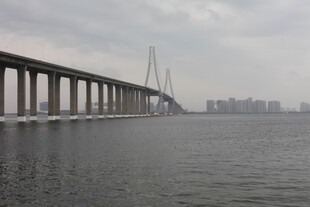 跨海大桥横跨广阔水域