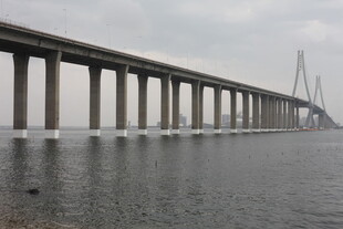 跨海大桥横跨海面壮观景象