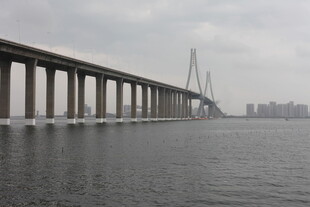 跨海大桥横跨水面