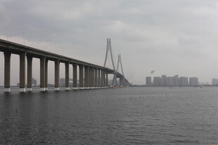 跨海大桥横跨辽阔海面