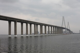 海上大桥横跨水面