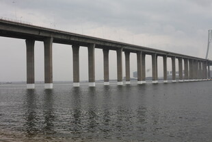 海上长桥横跨水面