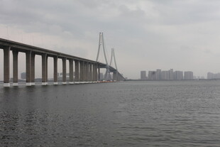 跨海大桥横跨广阔水域