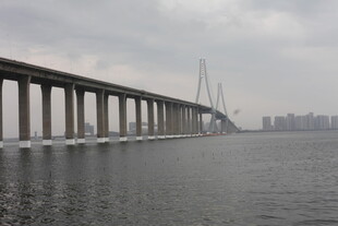 跨海大桥横跨广阔水域