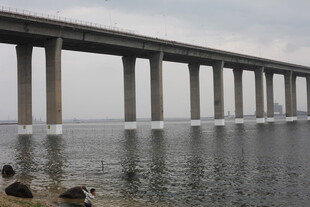 海上长桥横跨水域