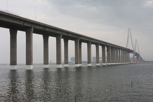 跨海大桥横跨水面