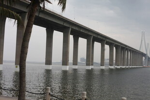 跨海大桥横跨水面