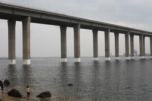 海上长桥横跨广阔水域