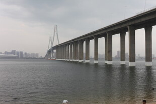 跨海大桥横跨广阔水域