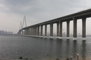 跨海大桥横跨宽阔海面